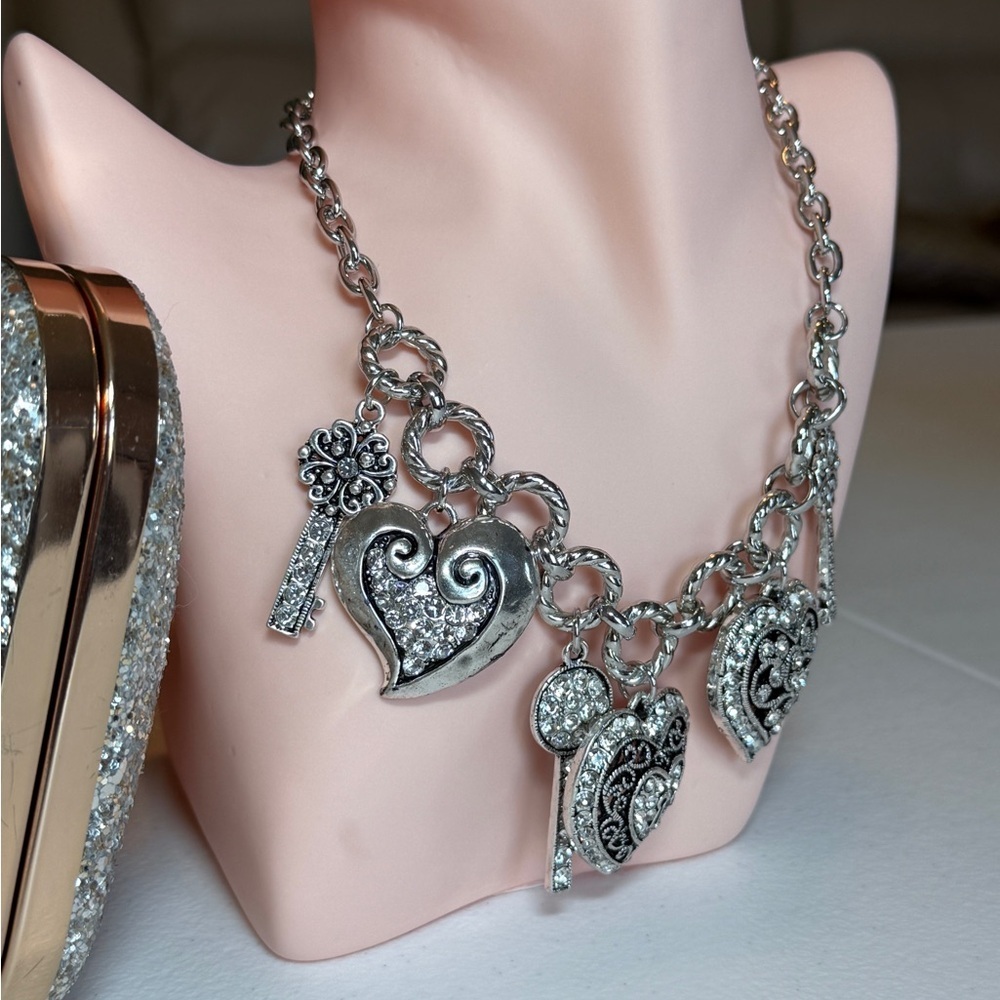 ⚜️ Silver Heart and Key Charm Necklace - Picture 9 of 9